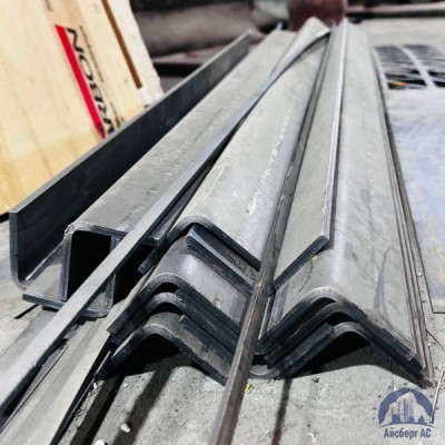 Уголок гнутый